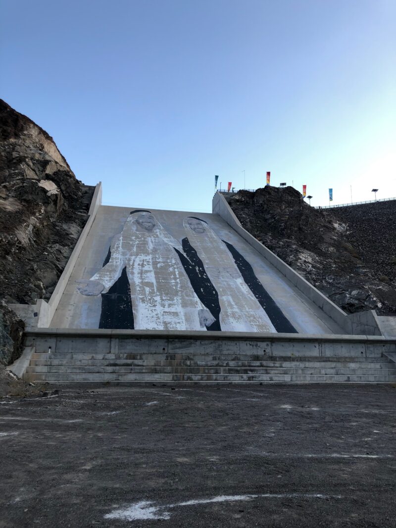 Hatta dam w zea z muralem na betonowym zboczu i skalnymi zboczami po bokach