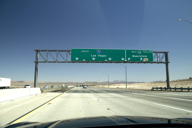 Autostrada i-15 w las vegas z zielonym znakiem kierunku na las vegas i bakersfield