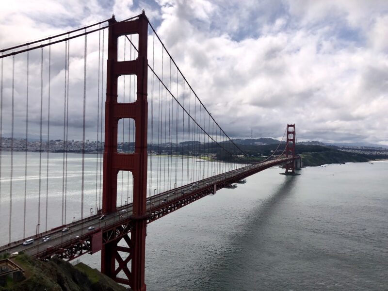 Most golden gate bridge w san francisco nad wodą pod pochmurnym niebem