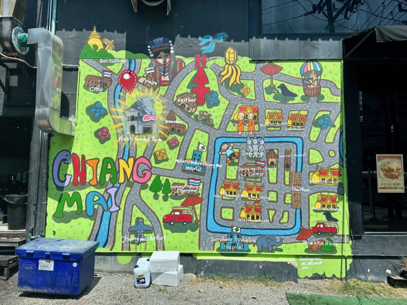 Mural z mapą chiang mai w tajlandii i kolorowym napisem chiang mai
