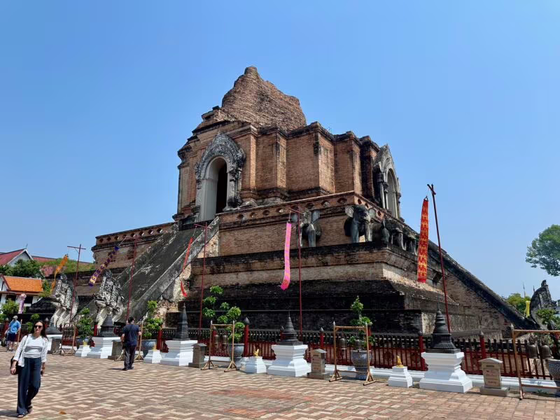Świątynia w chiang mai z ceglanym chedi i schodami pod błękitnym niebem