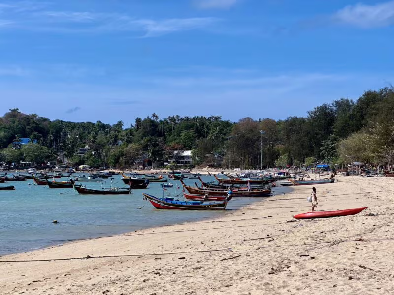 Plaża na phuket w tajlandii z łodziami rybackimi przy brzegu