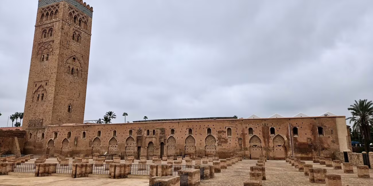Wieża katedralna i ruinami średniowiecznego dziedzińca w Marrakeszu (Koutoubia).