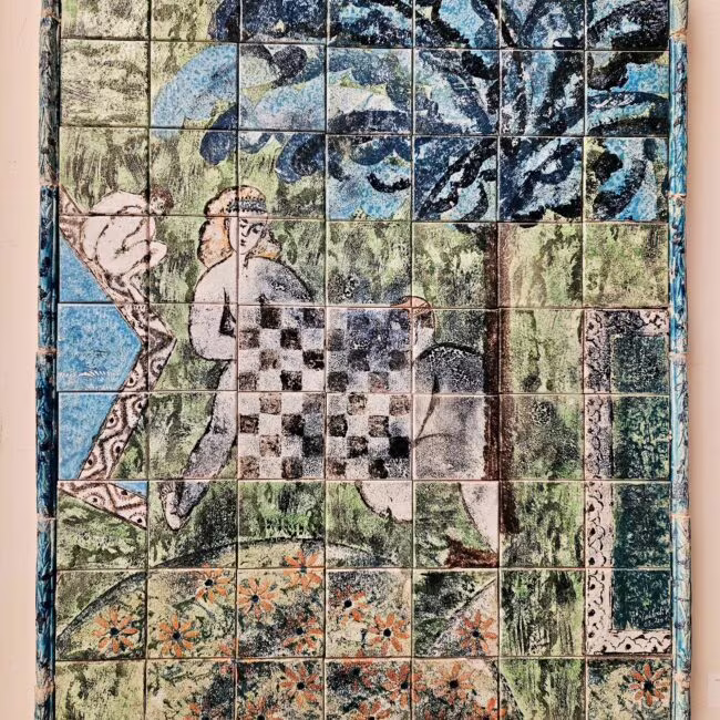 Mozaika z małych kwadratów przedstawiająca kobietę w zielonym otoczeniu, kwieciste dolne wstawki i błękitny ornament na tle liści; ramka w odcieniach turkusu.