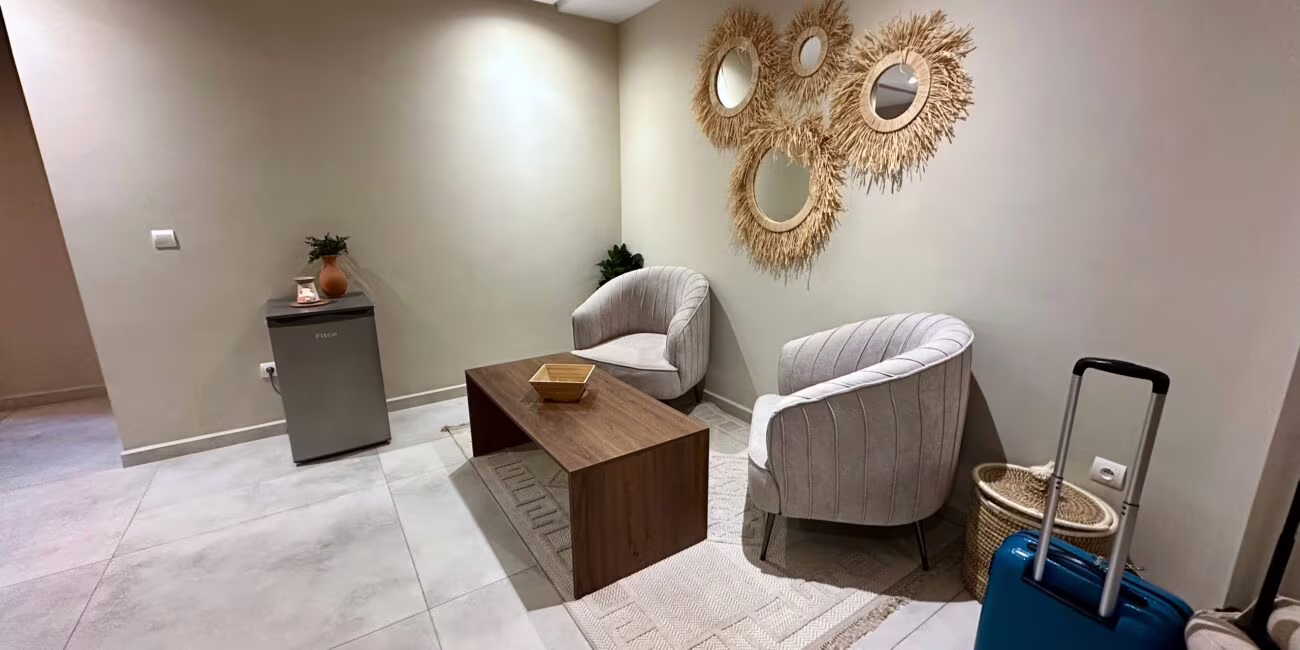 Maroko, essaouira: hotelowy pokój z beżowymi fotelami i dekoracyjnymi lustrami z rafii