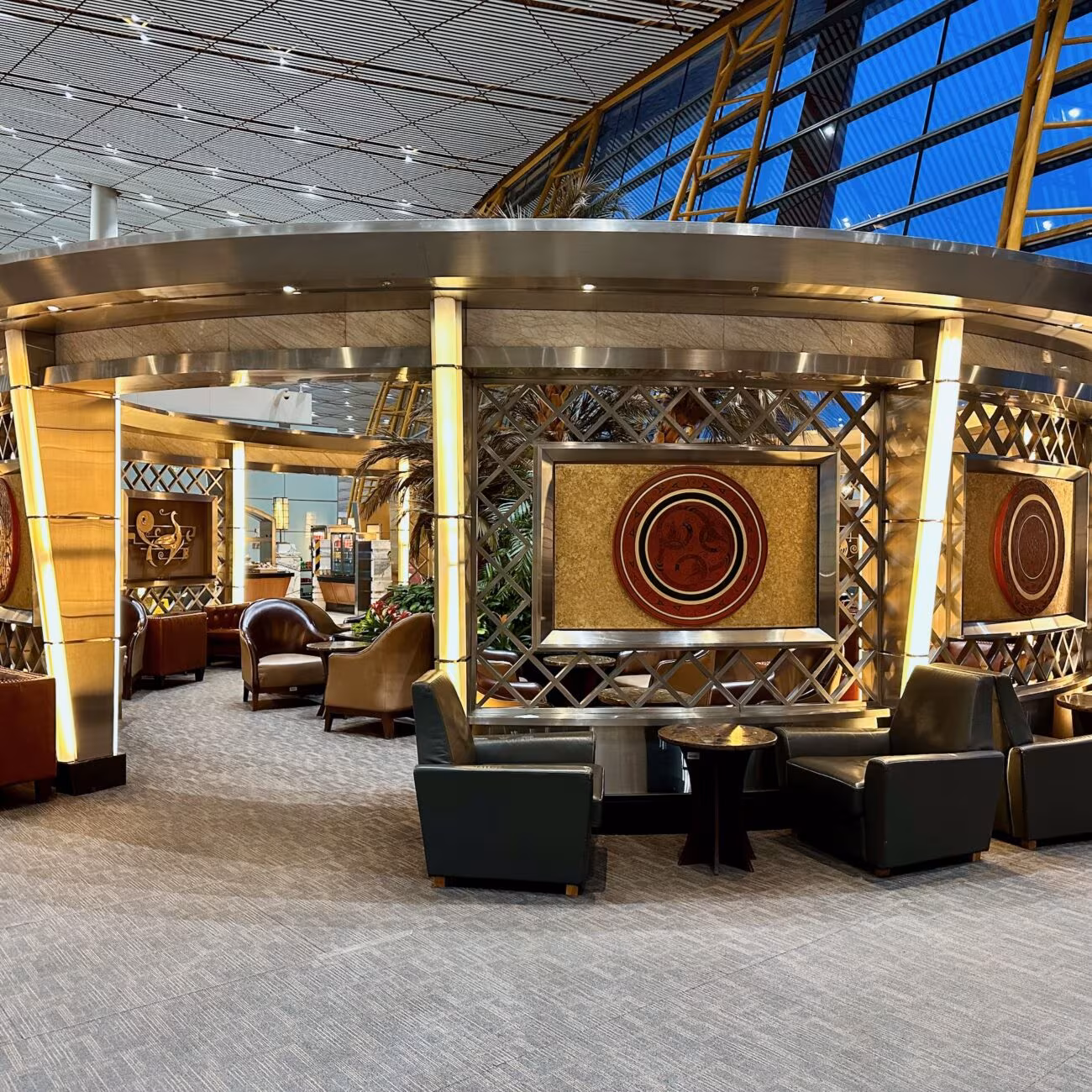 Salon biznesowy air china w pekinie z eleganckimi fotelami i dekoracyjną okrągłą zabudową